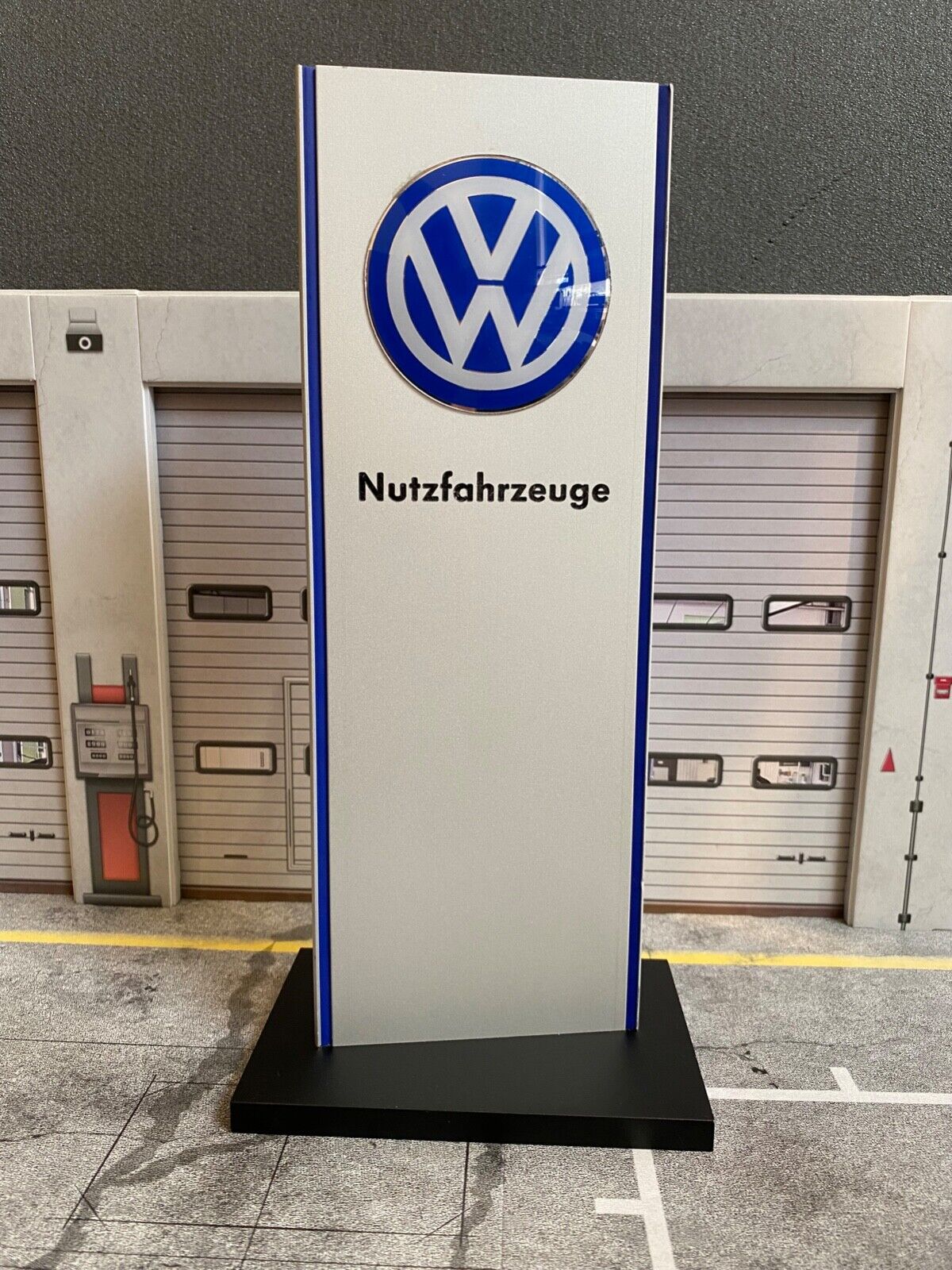 VW Pylon Nutzfahrzeuge Metall ca. 1,9 kg ca. 29 cm hoch für VW Bus-Diorama 1:18