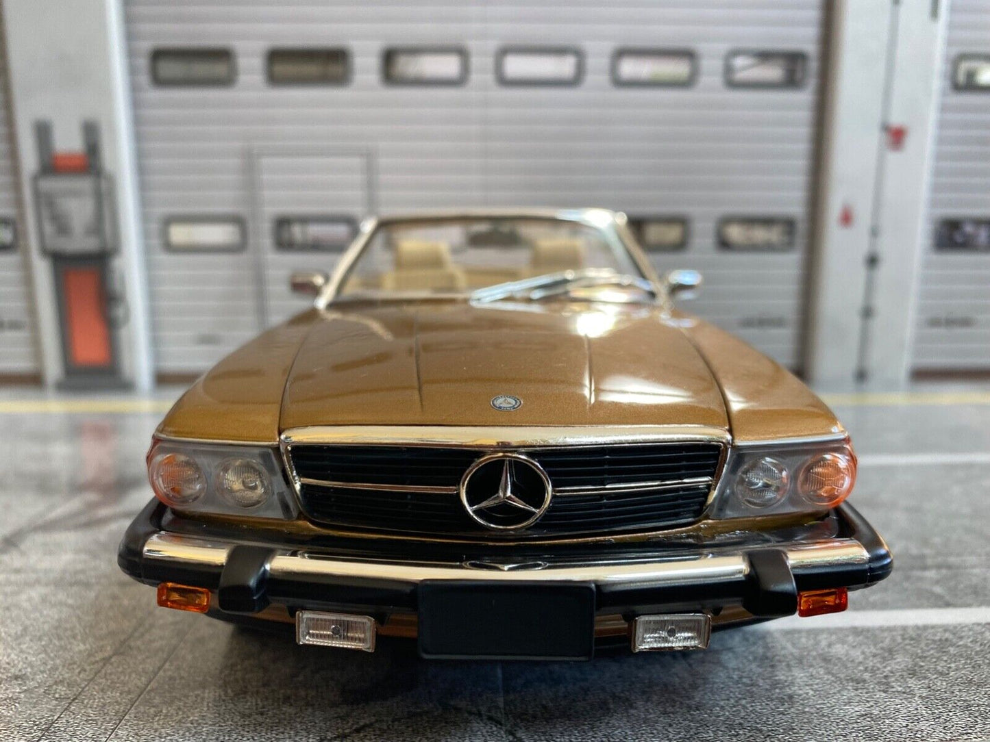 Mercedes Benz 300 SL Gold Metallic R107 Umbau auf US-Version Barock Felgen 1:18