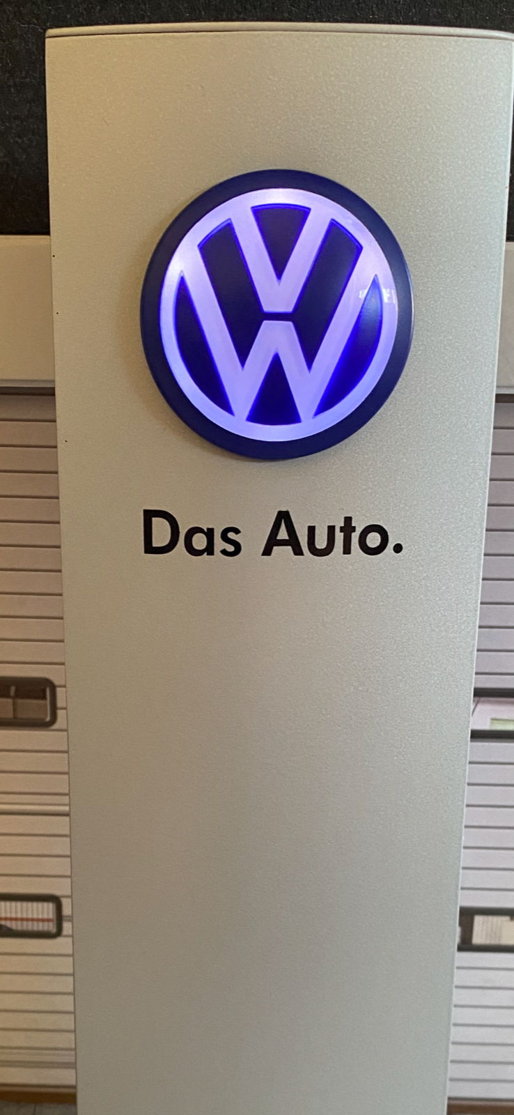 VW Pylon mit Beleuchtung für Diorama aus Aluminium / Kunststoff ca. 28 cm 1:18