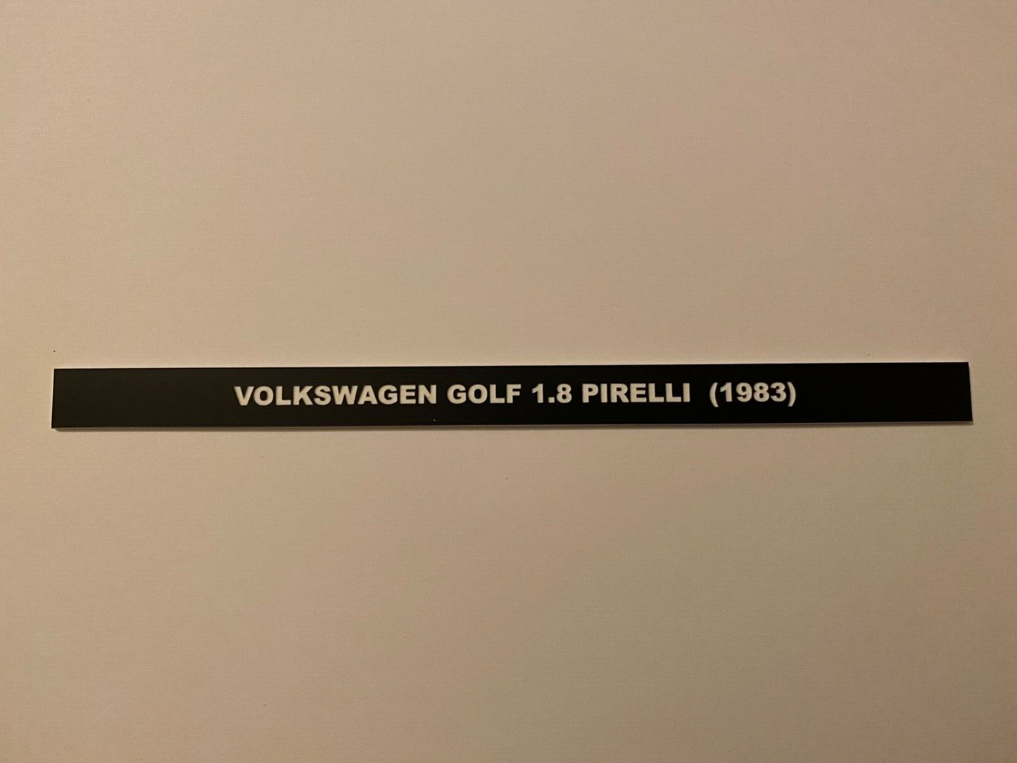 Sockelschild VOLKSWAGEN GOLF 1.8 PIRELLI (1983) geprägt & selbstklebend für 1:18