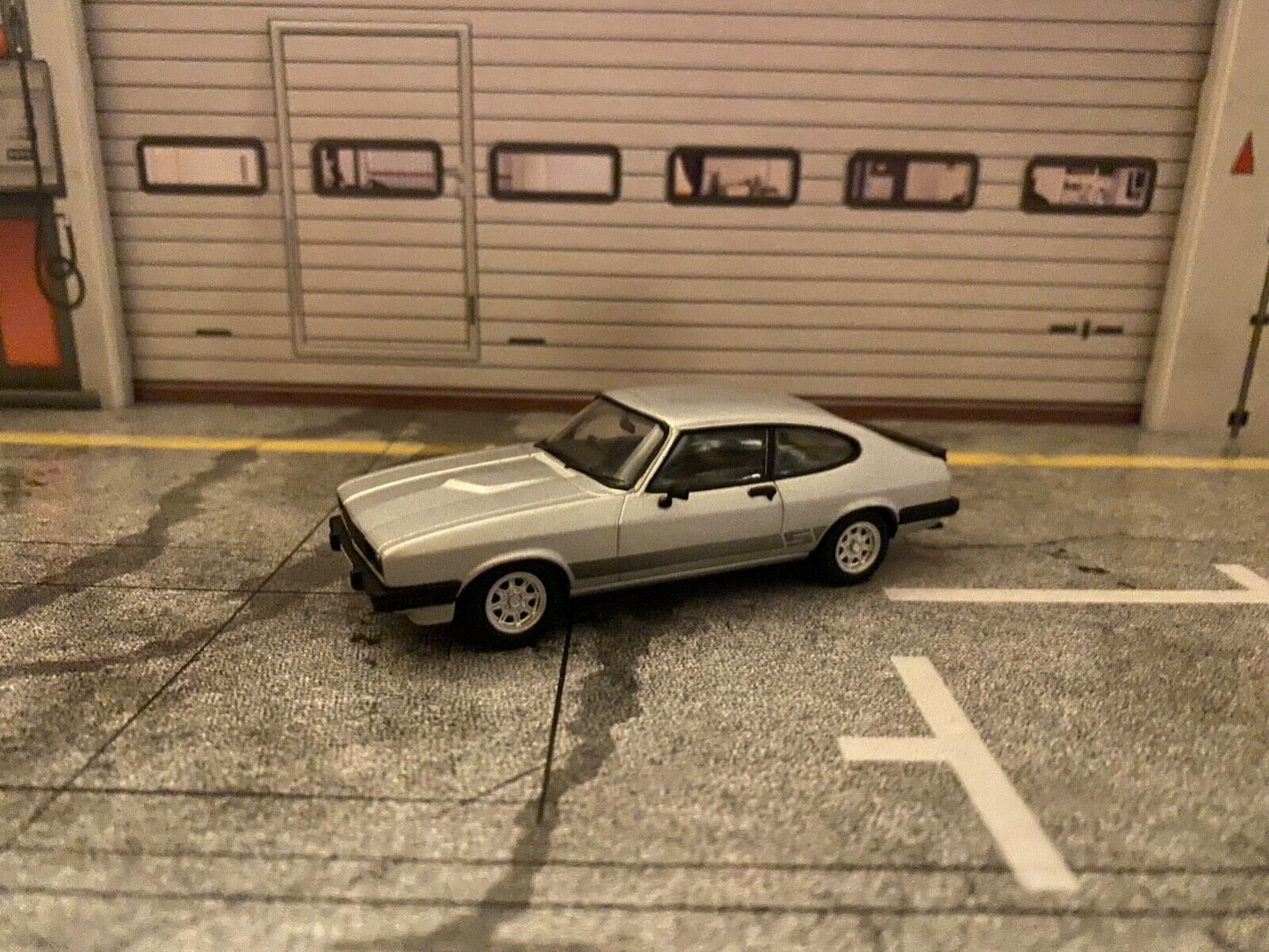Bodie´s Ford Capri 3.0S The Professionals Die Profis RHD Mk3 MkIII Silber 1:43