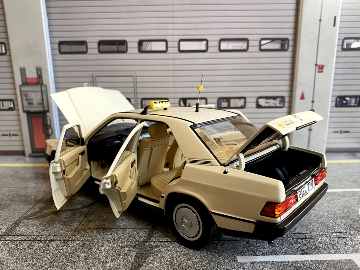 Mercedes Benz 190 E W 201 W201 Taxi Umbau Würfelfunk (alles zu öffnen) 1:18