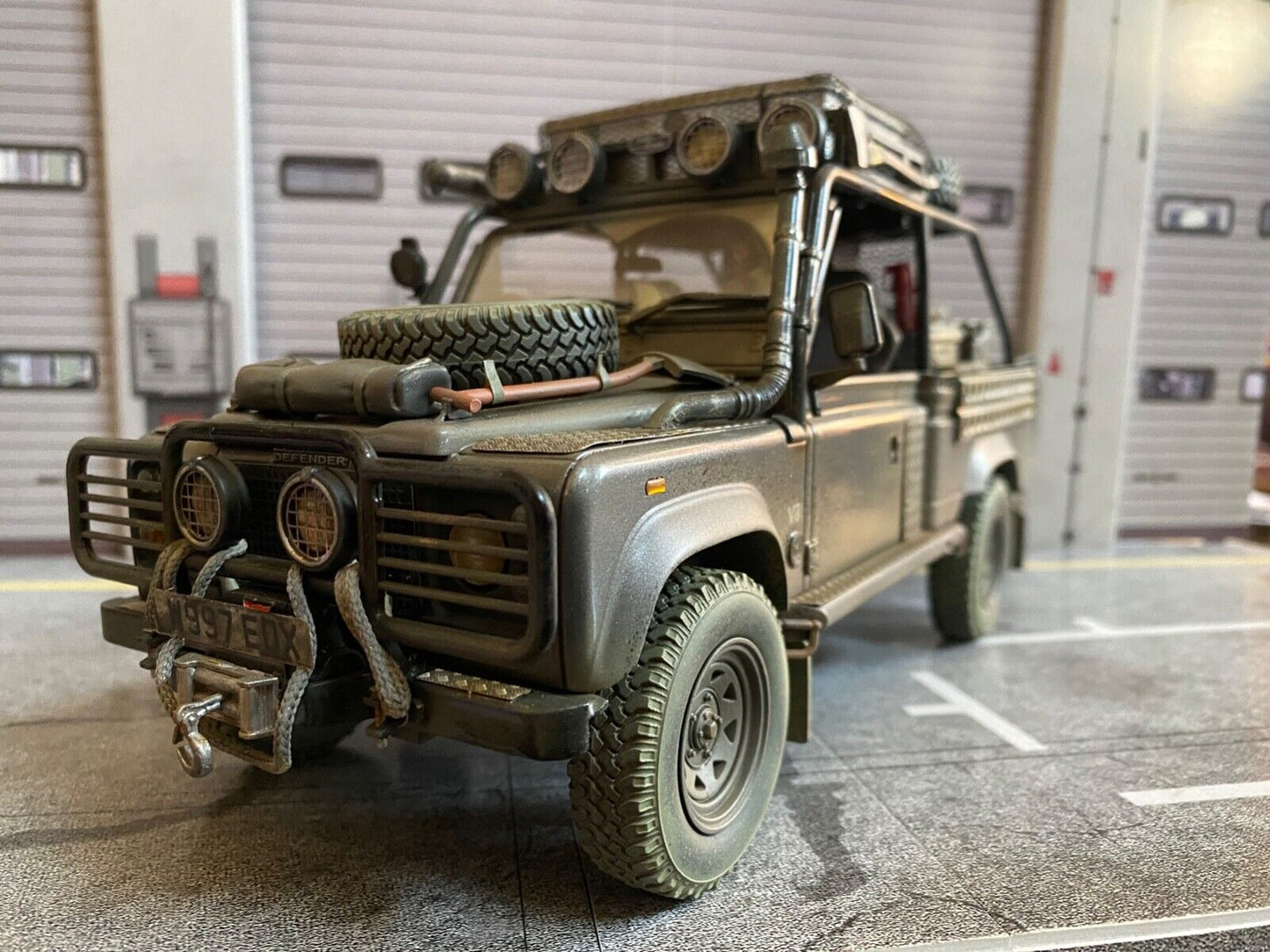 Land Rover Defender Tomb Raider weathered + Lara Croft Figur Angelina Jolie 1:18