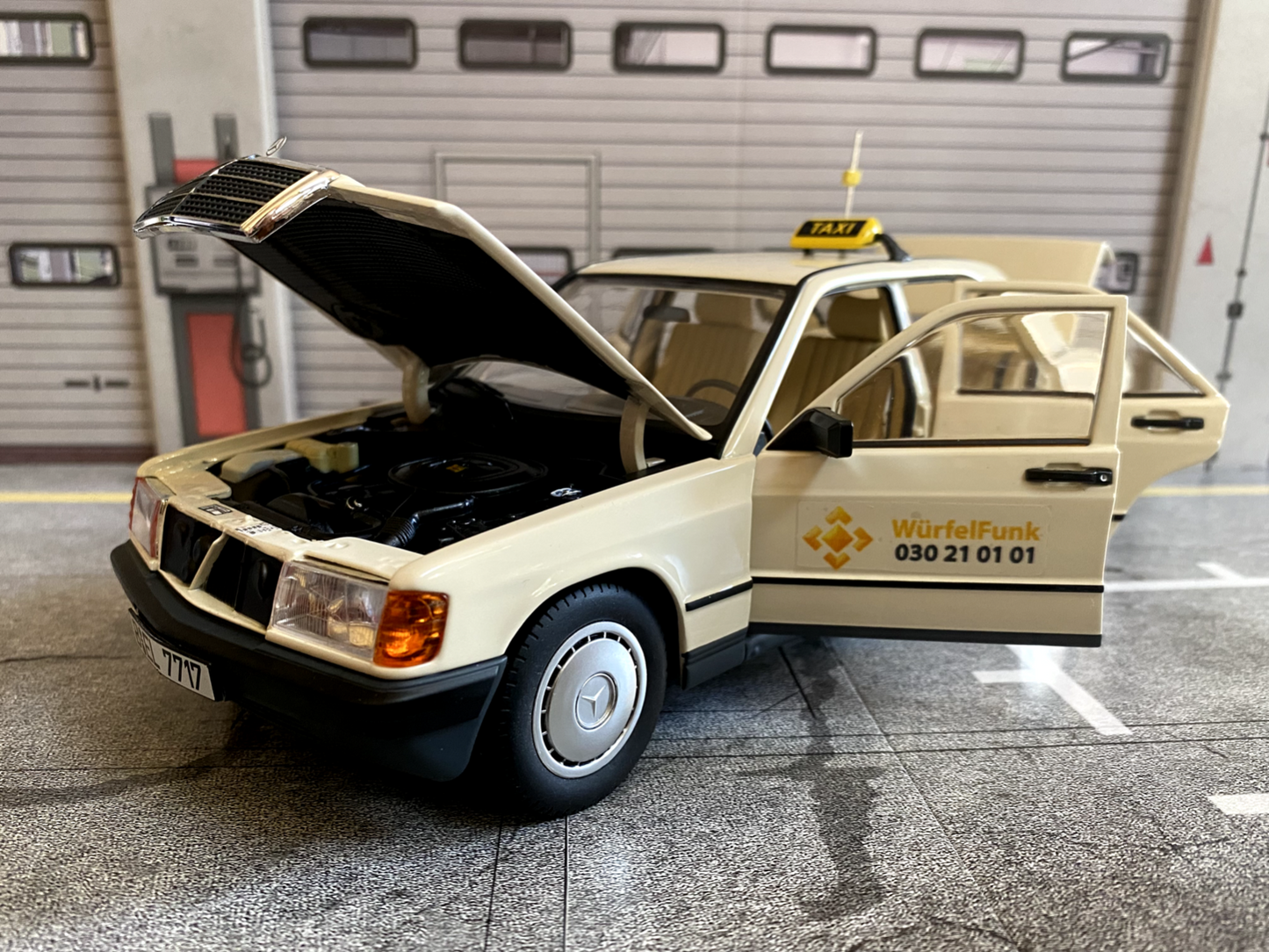 Mercedes Benz 190 E W 201 W201 Taxi Umbau Würfelfunk (alles zu öffnen) 1:18