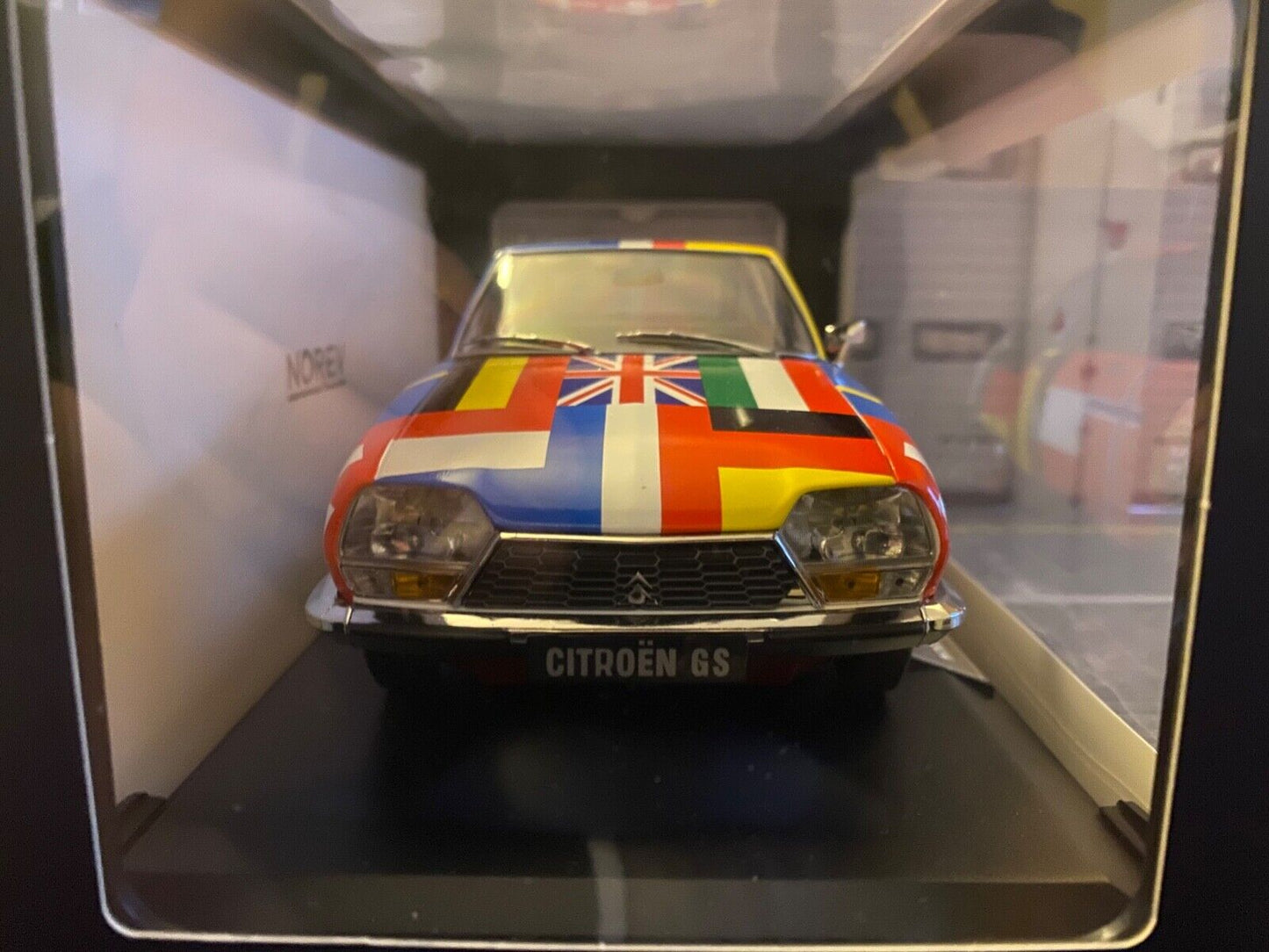 Citroën GS 1971 Drapeaux FIRST WITH RED RIMS "200 EXCLU WEB" 181666 Norev 1:18