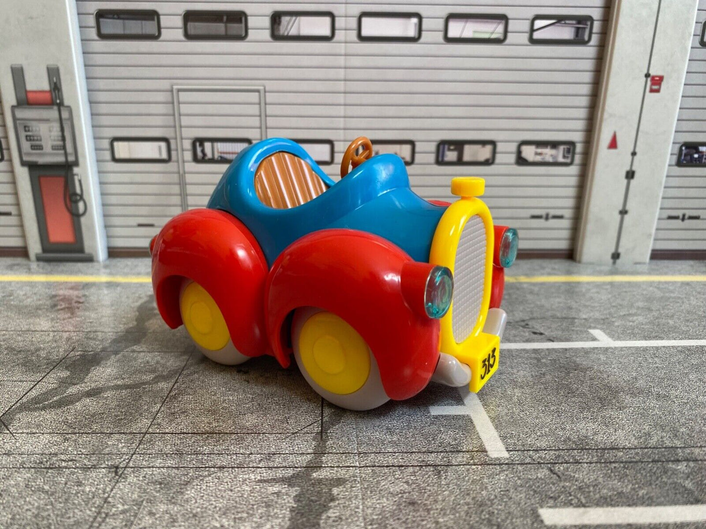 Donald Duck 313 Auto mit Figuren Donald, Tick Trick und Track Disney NEU 1:18