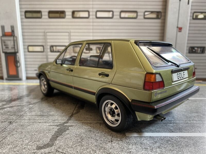 VW Golf 4-Türer in Inarisilber mit ATS-Felgen "1 of 1" Tuning Diorama 1:18