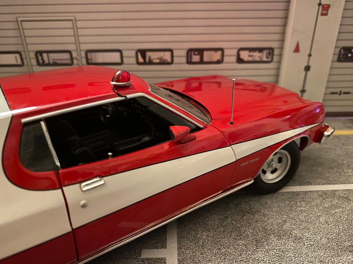 Starsky & Hutch Ford Gran Torino Umbau mit Beleuchtung Licht Teardrop Light 1:18