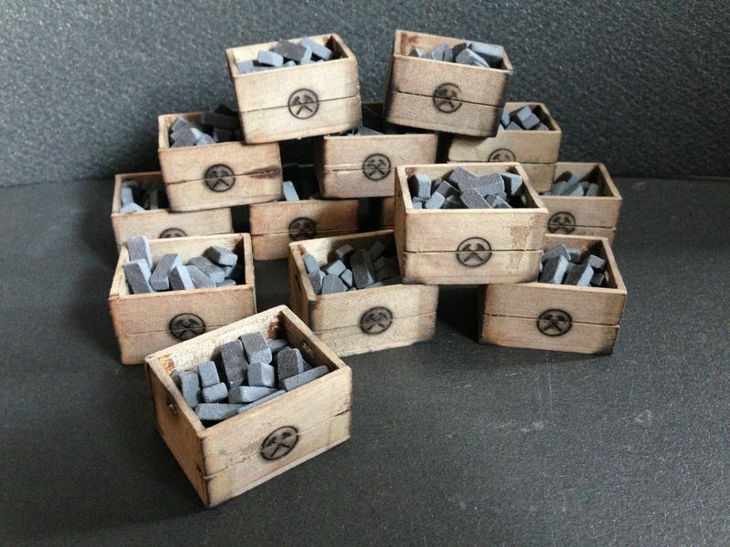 Kohlenkiste aus Holz gealtert mit Briketts u. Brandzeichen für Lkw Ladegut 1:12