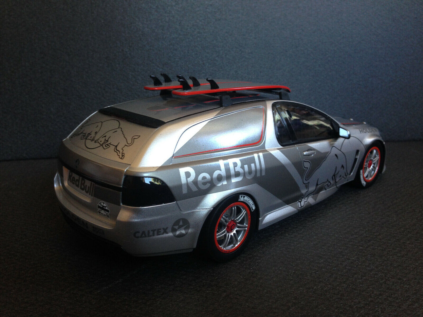 Holden Triple Eight 888 Project Sandman TributeEdt RED BULL BR18601A Biante 1:18