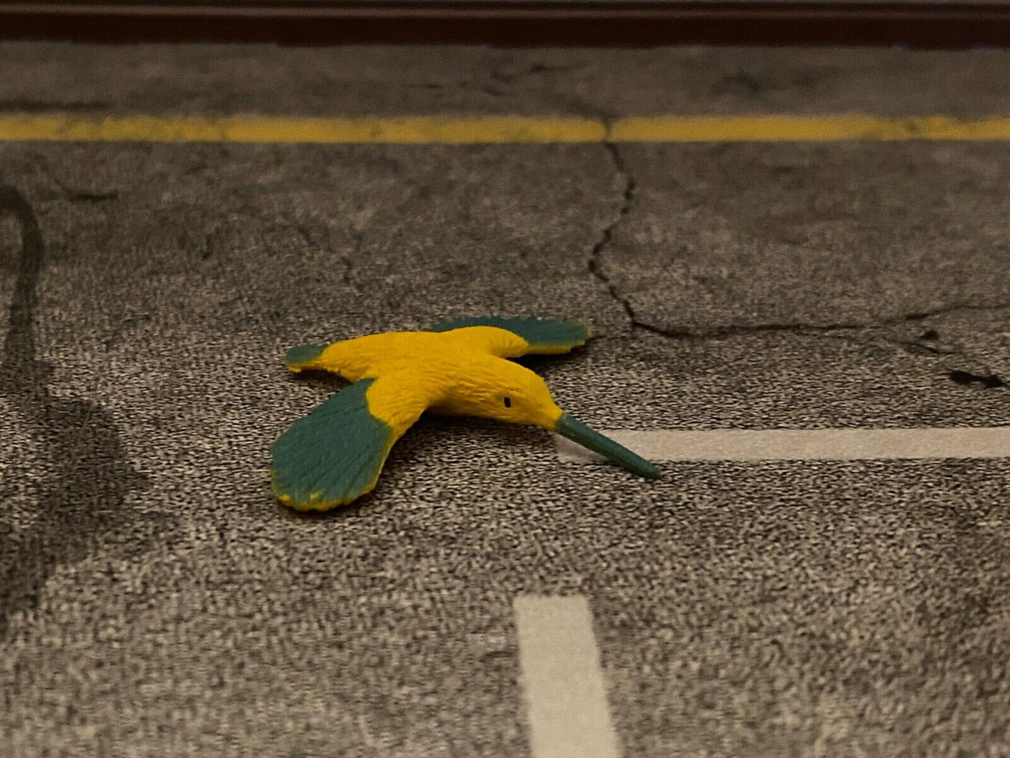 Kolibri gelb hellblau mit Blume Kunststoff neu Diorama Maßstab ca. 1:10 / 1:12