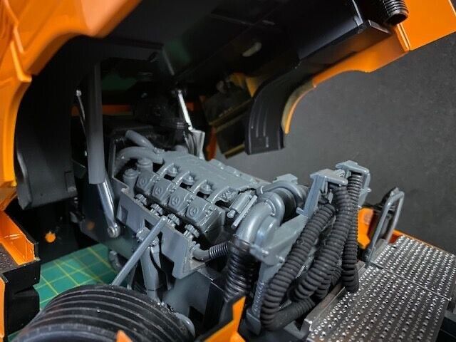 Mercedes Benz Actros Sondermodell IAA Pure Orange Limited 1 von 100 Eligor 1:18
