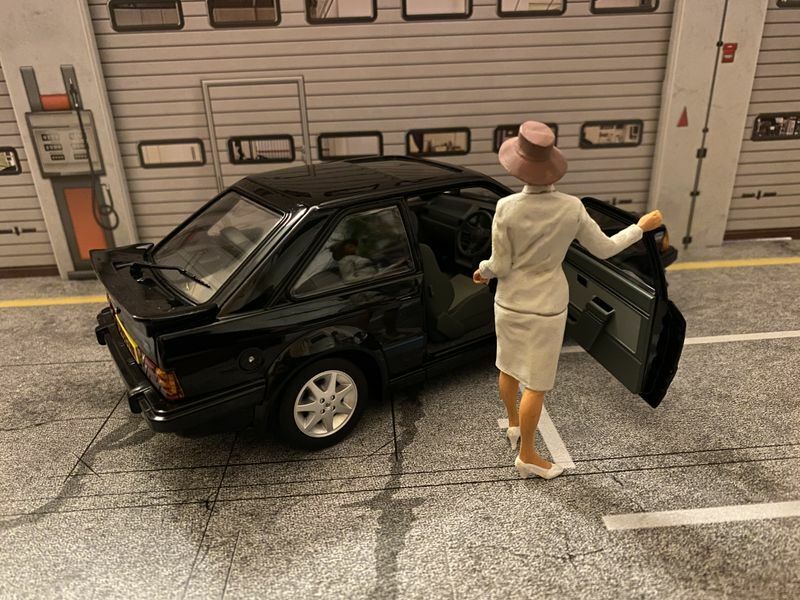 Ford Escort RS Turbo" with the royals figure Prinzessin Diana Lady Di 1:18