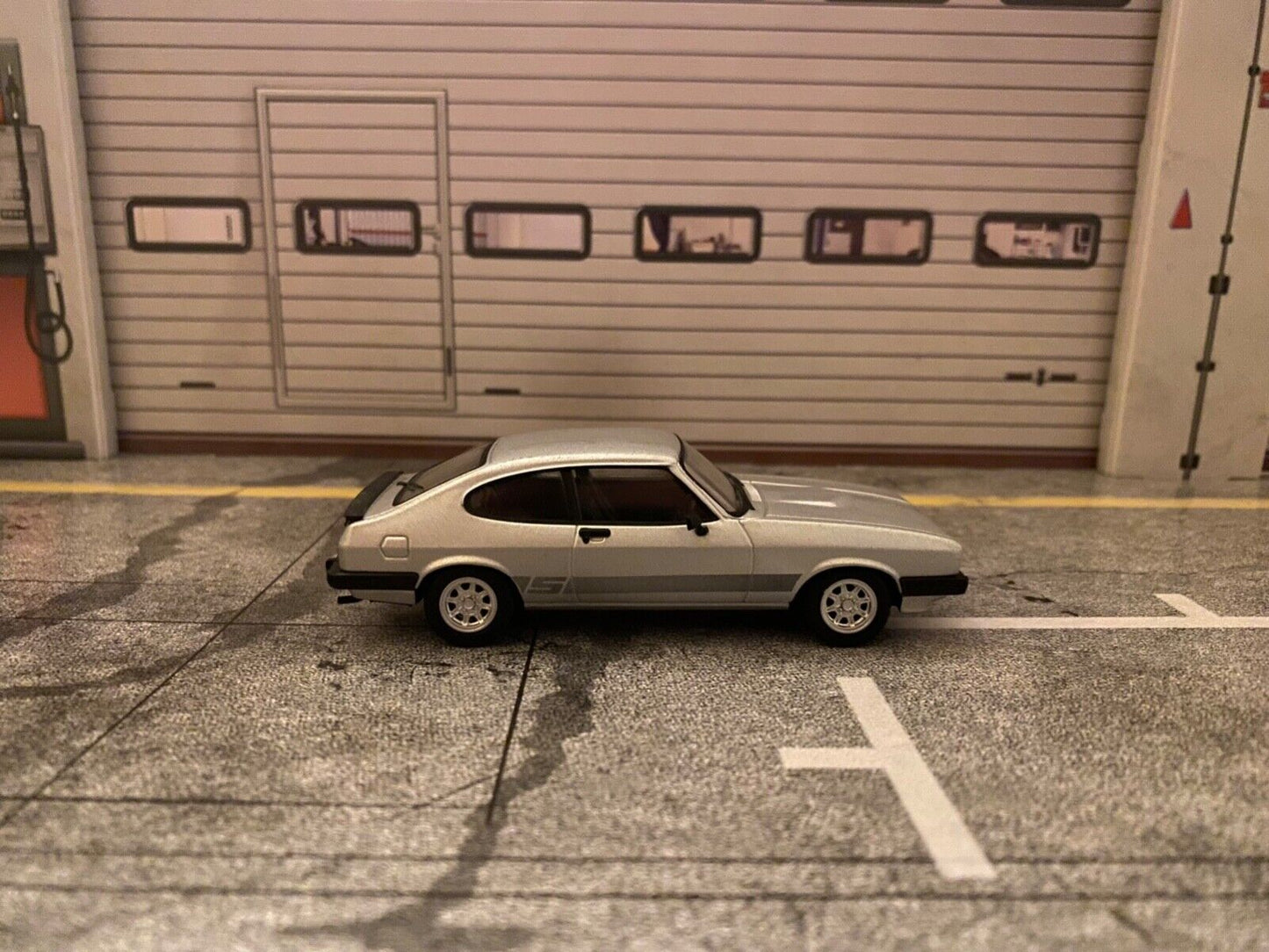 Bodie´s Ford Capri 3.0S The Professionals Die Profis RHD Mk3 MkIII Silber 1:43