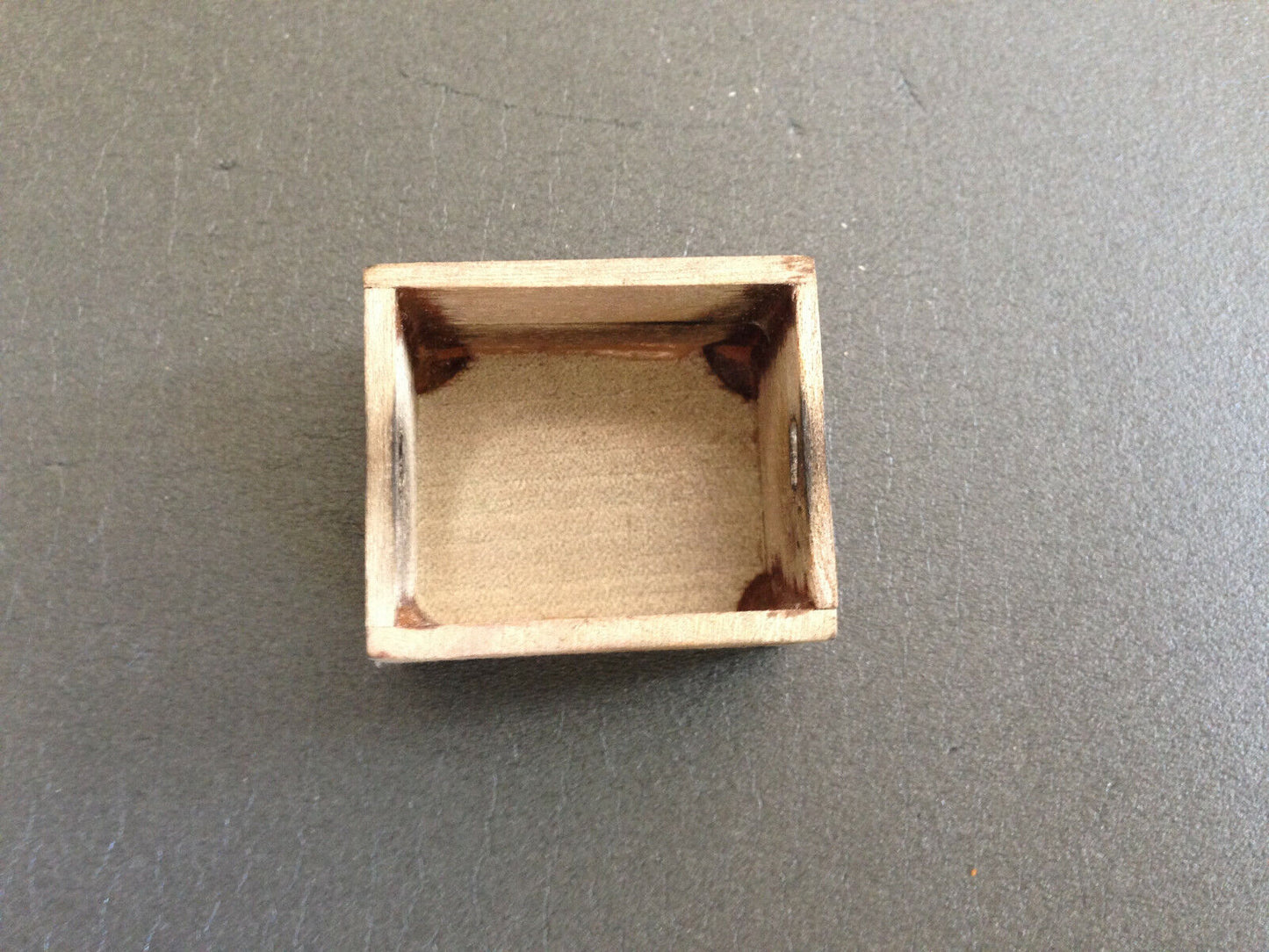 Kohlenkiste gealtertes Holz für Puppenhaus und als Ladegut für Lkw 1:12 Diorama