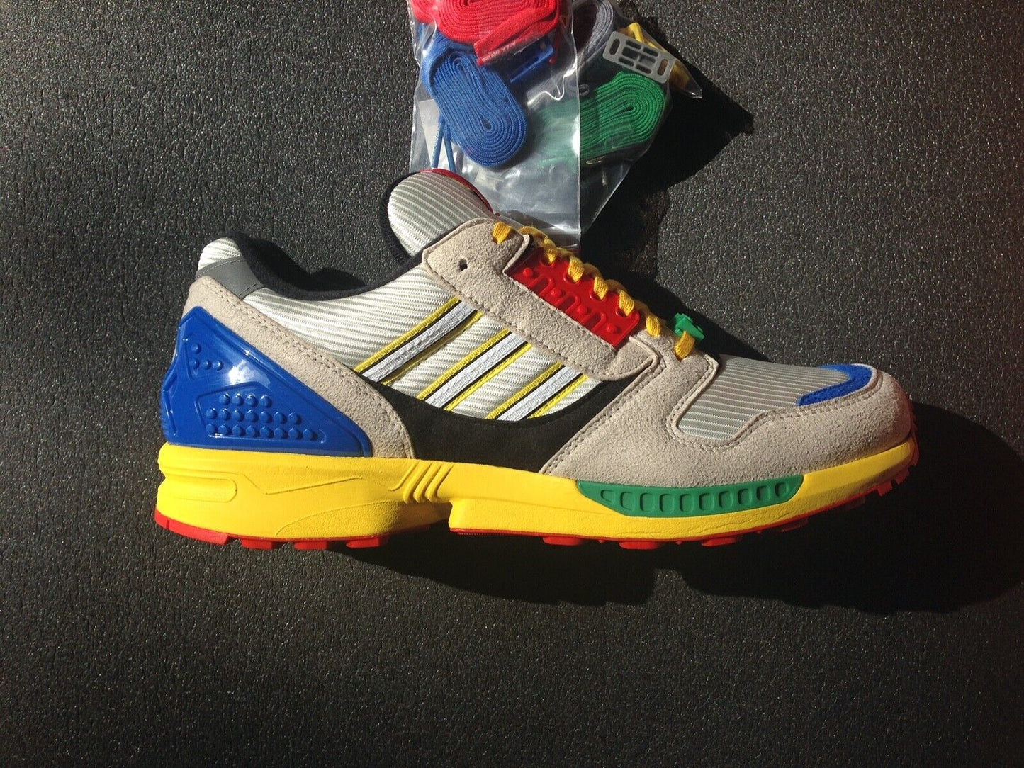 Adidas ZX 8000 x LEGO mit Lego-Box und Holzfigur FZ3482 US 12 UK 11,5 EUR 46 ⅔