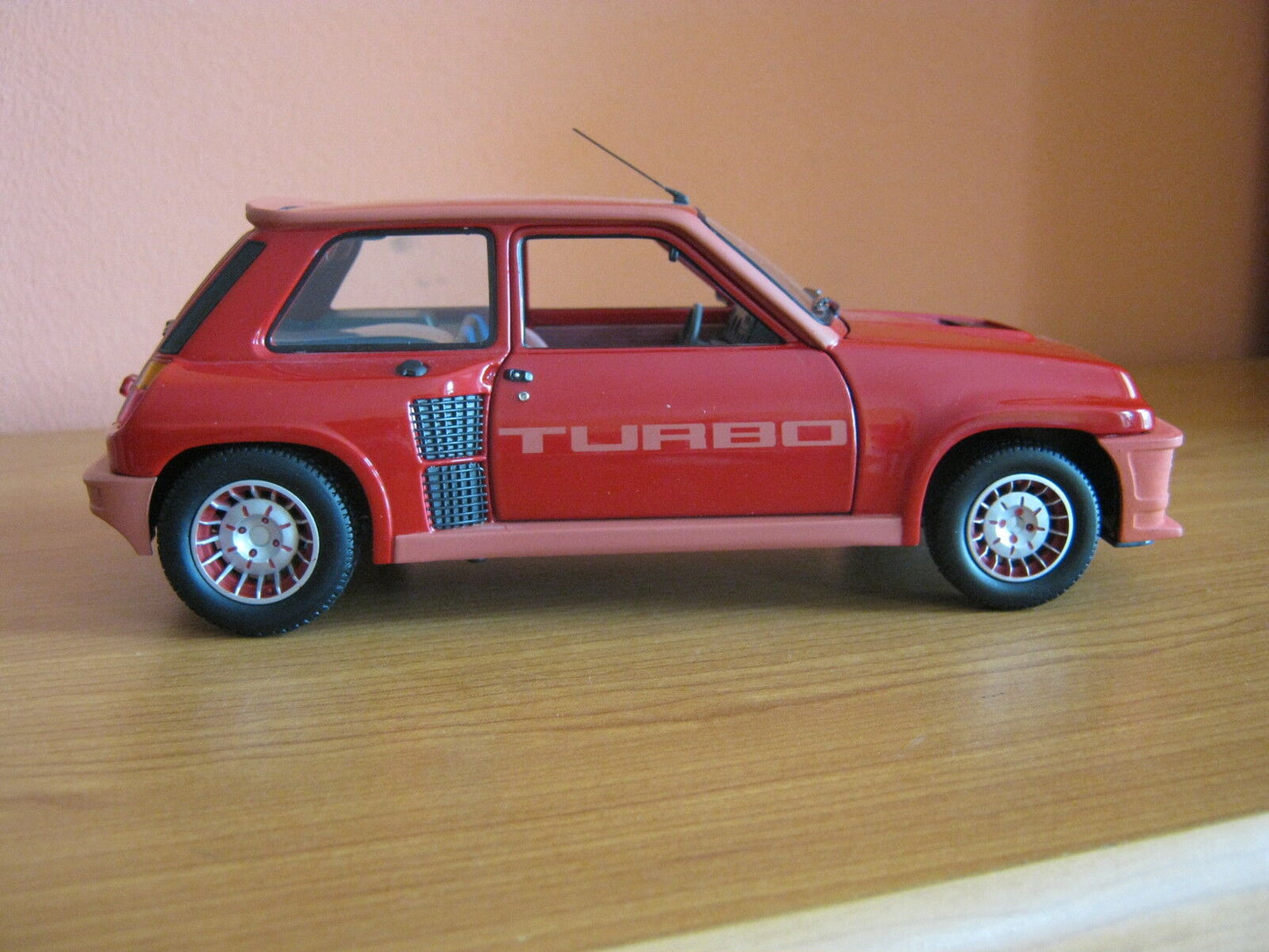 Renault 5 Turbo Umbau Modifikation mit Maxi Turbo Frontstoßstange Code 3 1:18