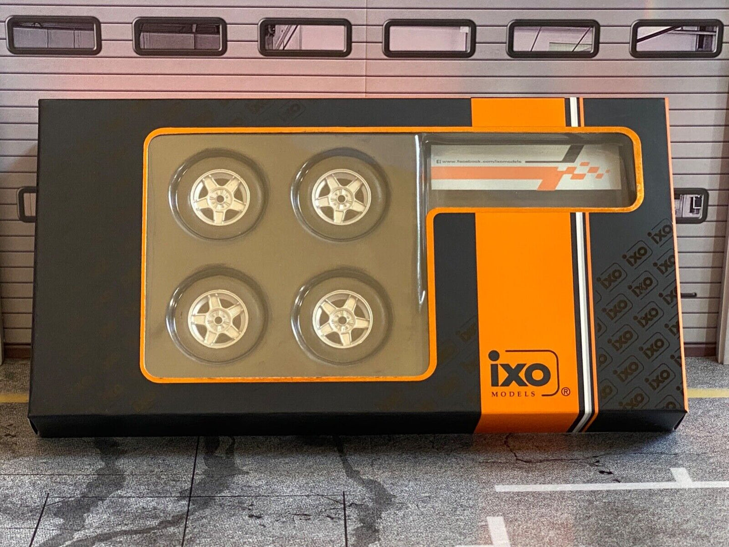 Kompletträdersatz Lada VFTS Wheels Felgen + Regal Tuning Diorama IXO 1:18