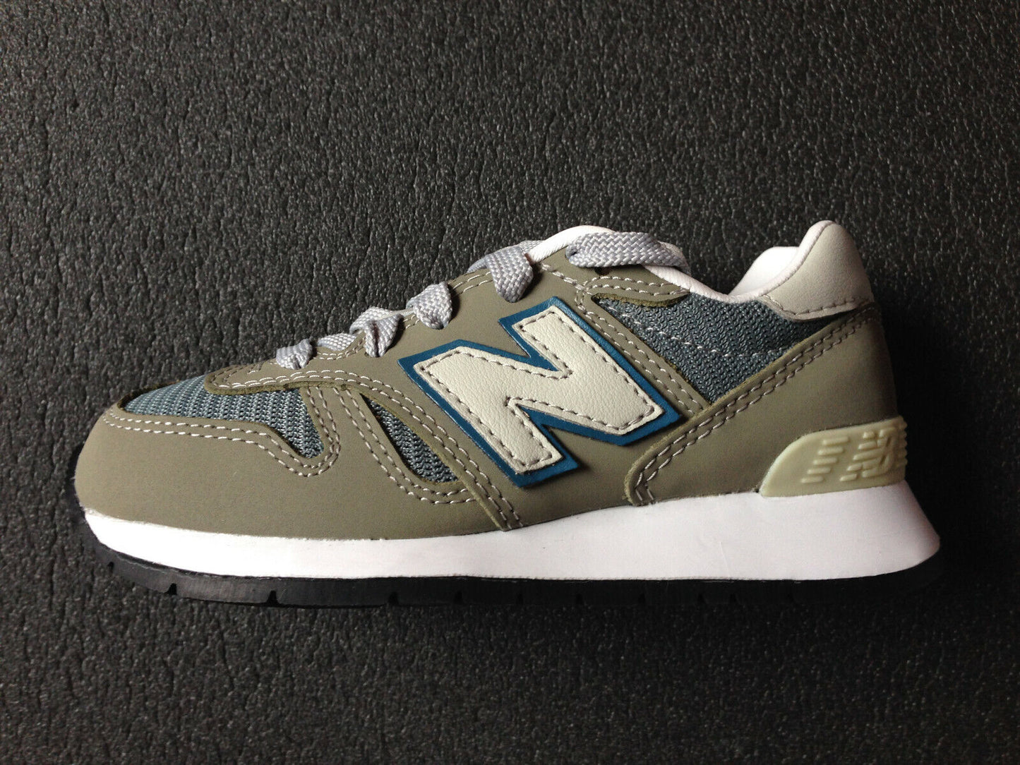 New Balance YC1300J3 1300 vintage colourway new kids size US 10,5 UK 10 EUR 28