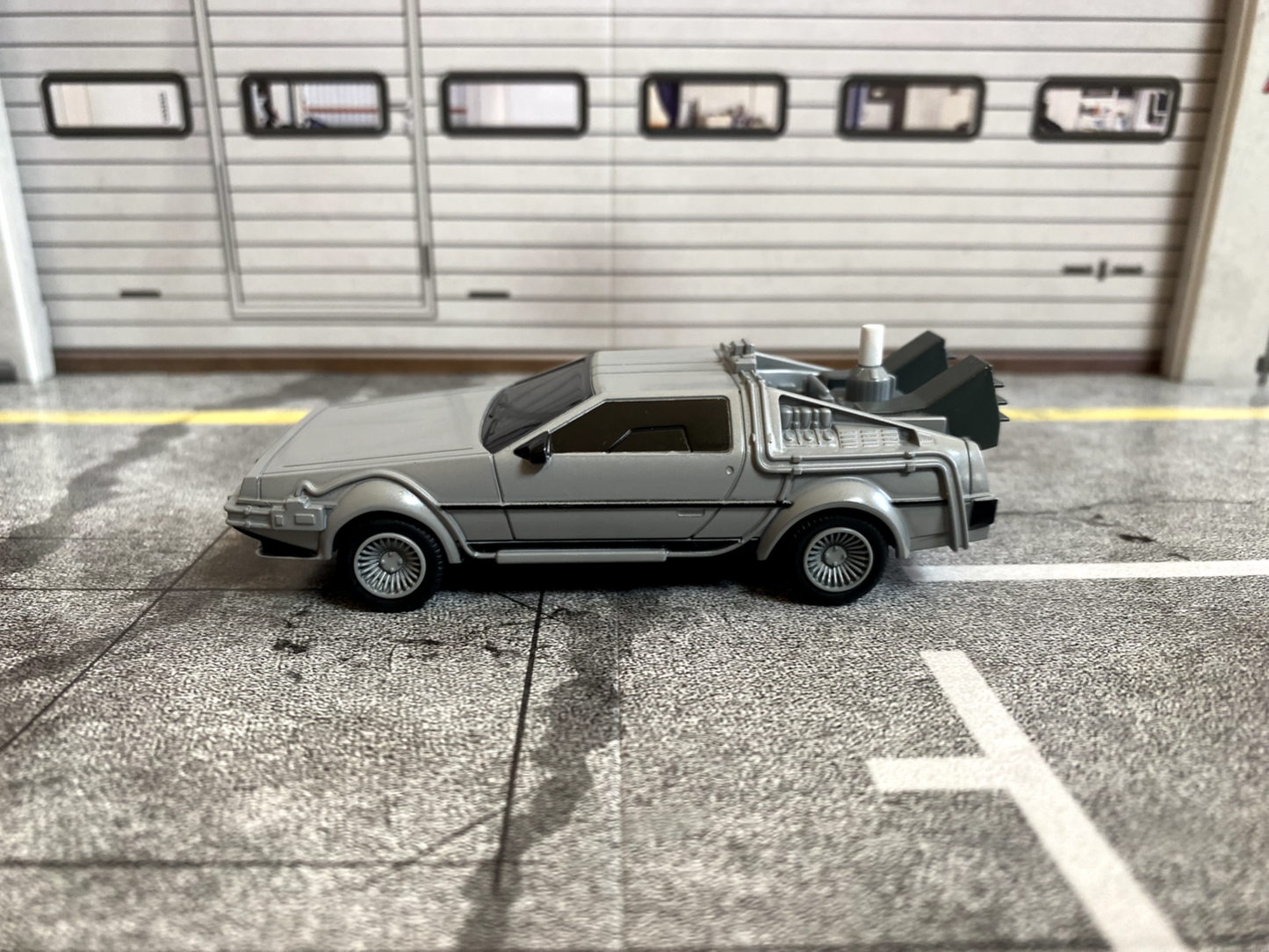 Floating DeLorean Back To The Future Zurück in die Zukunft SCHWEBEND neu 1:43