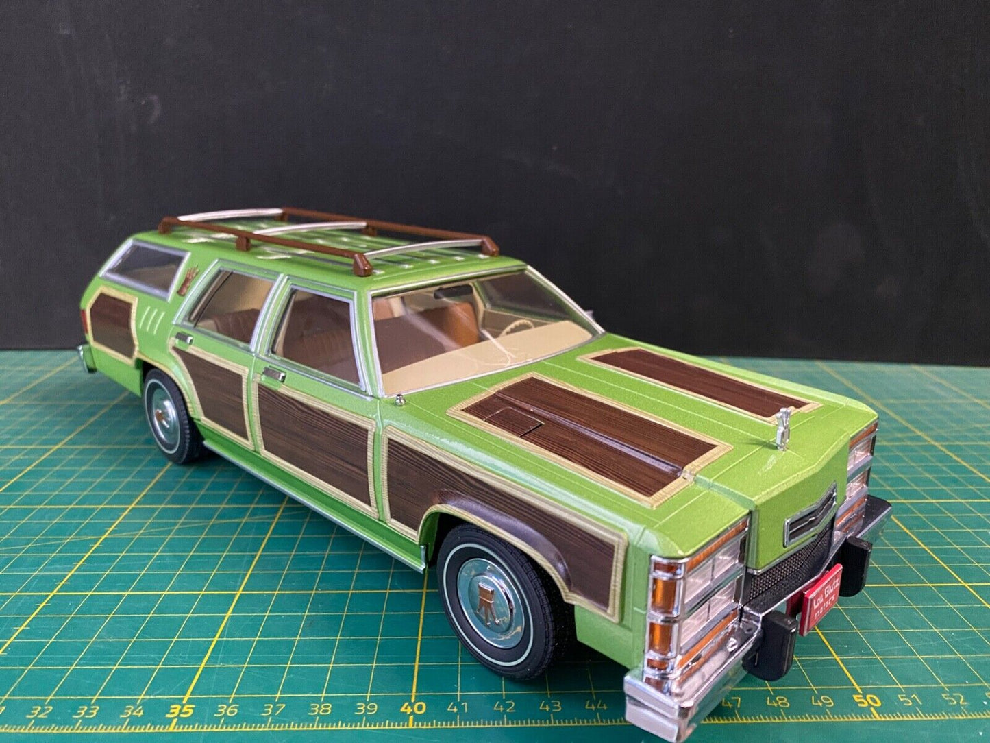 National Lampoon´s Vacation Family Truckster + original Lou Glutz plates 1:18