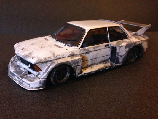 BMW 320i 1977 Gr. 5 E21 Diorama Scheunenfund Schrottplatz Tuning Umbau 1:18