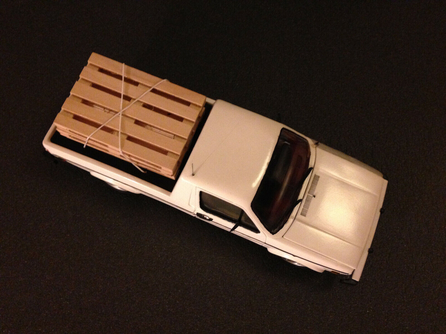VW Caddy XXL US-Version im Used-Look mit Ladegut Tuning Diorama Volkswagen 1:18