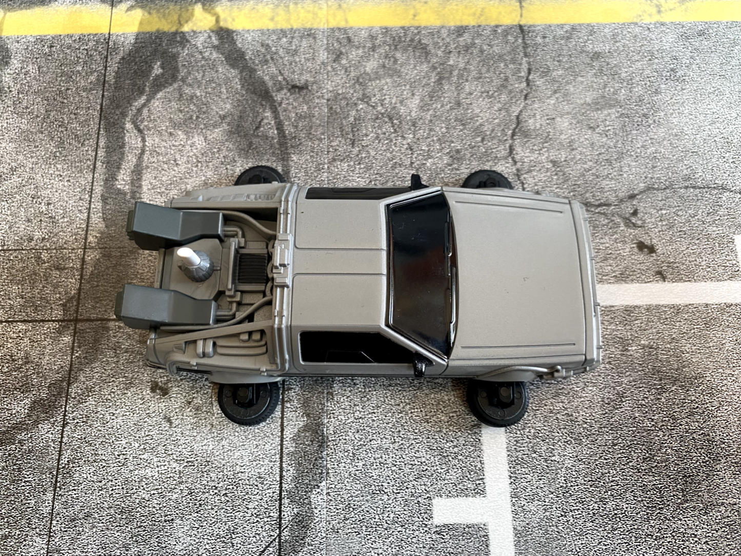 Floating DeLorean Back To The Future Zurück in die Zukunft SCHWEBEND neu 1:43