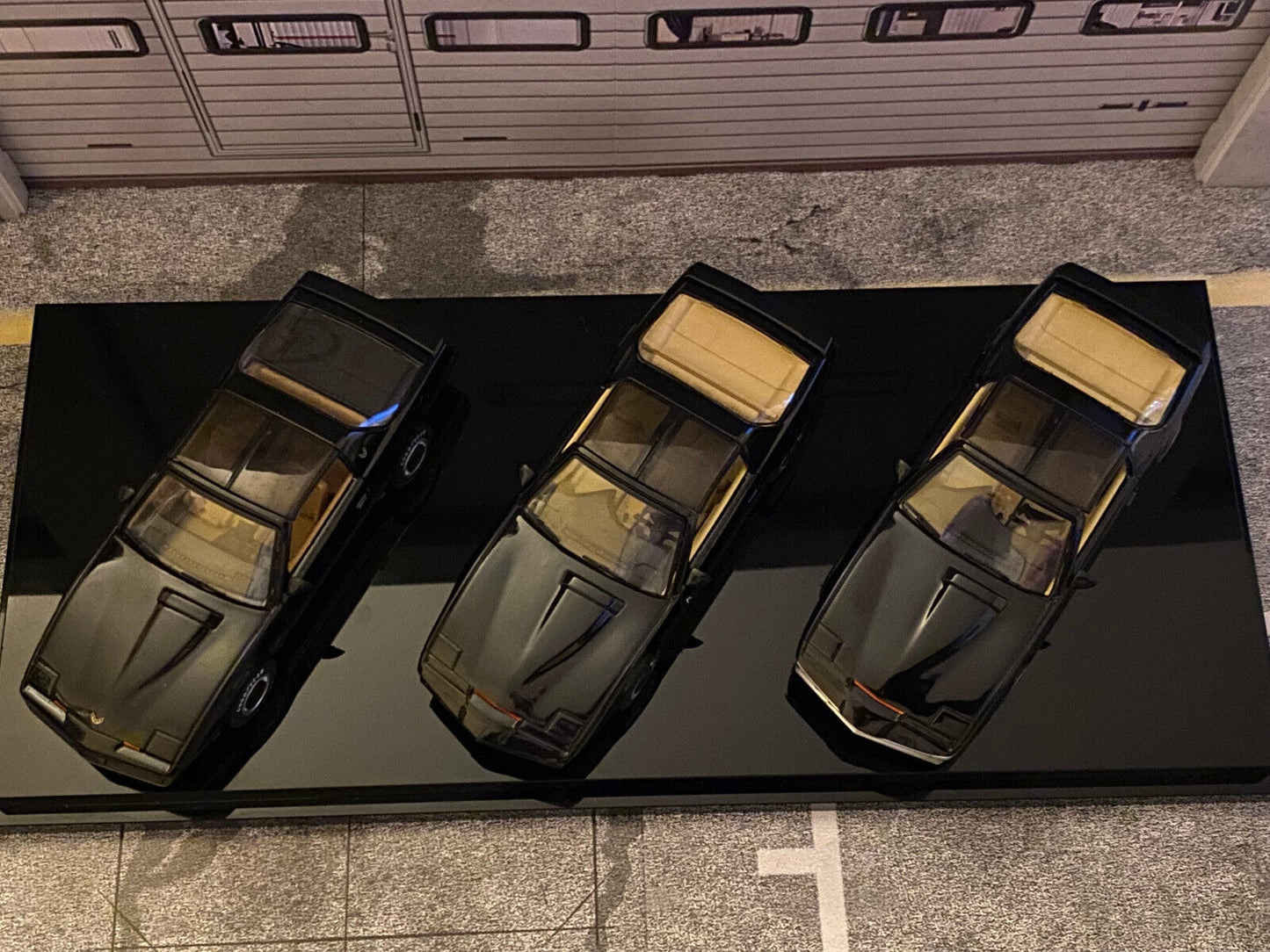 Knight Rider 3er-Set Michael Long First Car + K.I.T.T. + K.A.R.R. + Vitrine 1:43