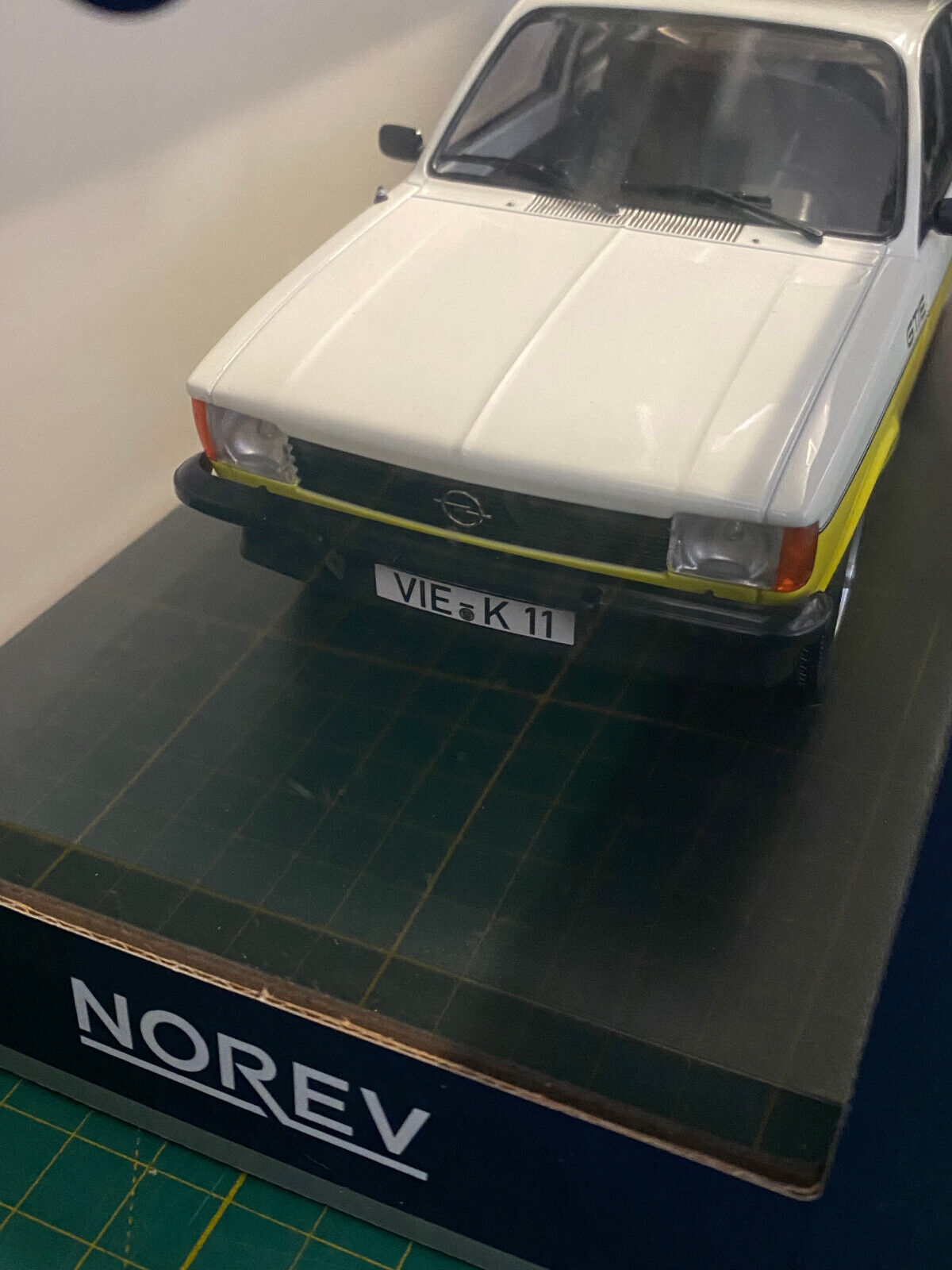 Opel Kadett C GT/E weiß/gelb Norev 183650 Neu in OVP 1:18