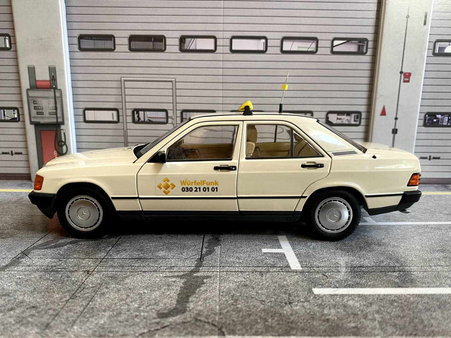 Mercedes Benz 190 E W 201 W201 Taxi Umbau Würfelfunk (alles zu öffnen) 1:18