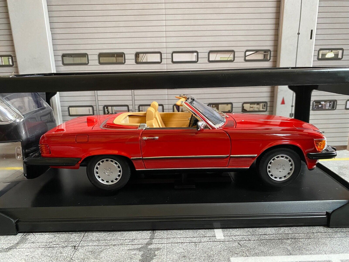 Mercedes Benz 300 SL R107 US-Version MB Dealer Edition B66040623 Norev neu 1:18
