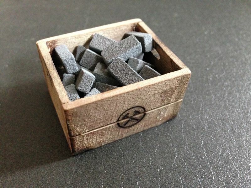 Kohlenkiste aus Holz gealtert mit Briketts u. Brandzeichen für Lkw Ladegut 1:12