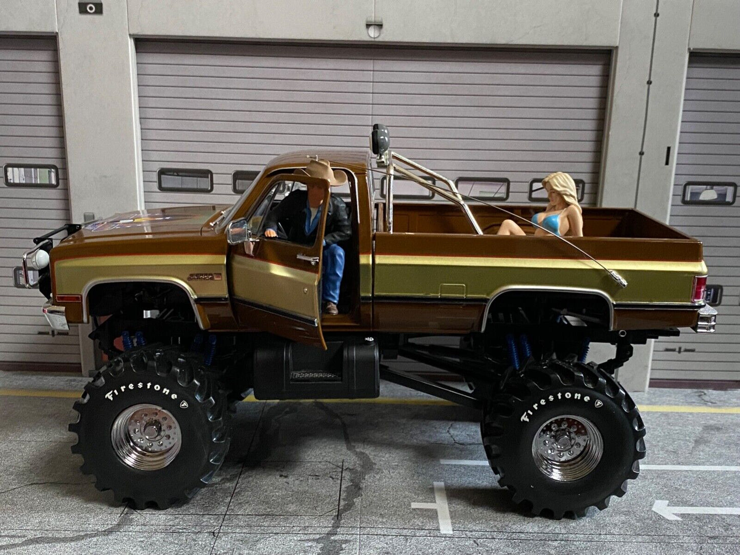 GMC FALL GUY Ein Colt für alle Fälle Monster Truck Umbau "1 of 1" + Figuren 1:18