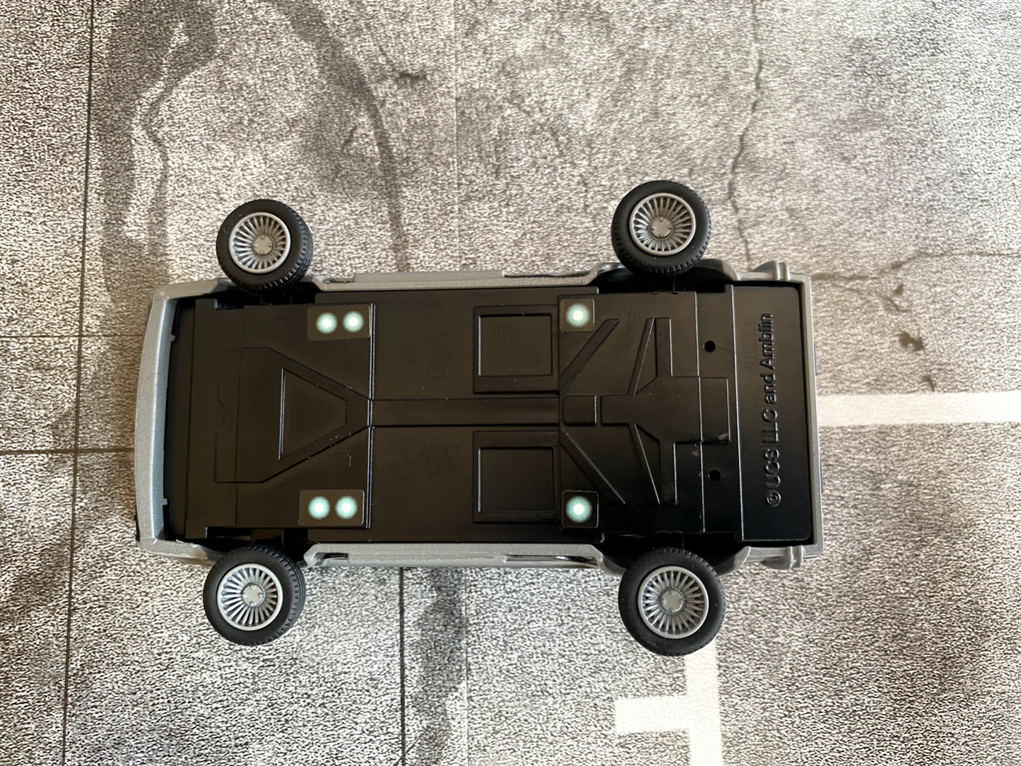 Floating DeLorean Back To The Future Zurück in die Zukunft SCHWEBEND neu 1:43