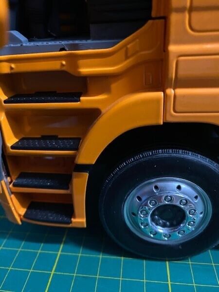 Mercedes Benz Actros Sondermodell IAA Pure Orange Limited 1 von 100 Eligor 1:18