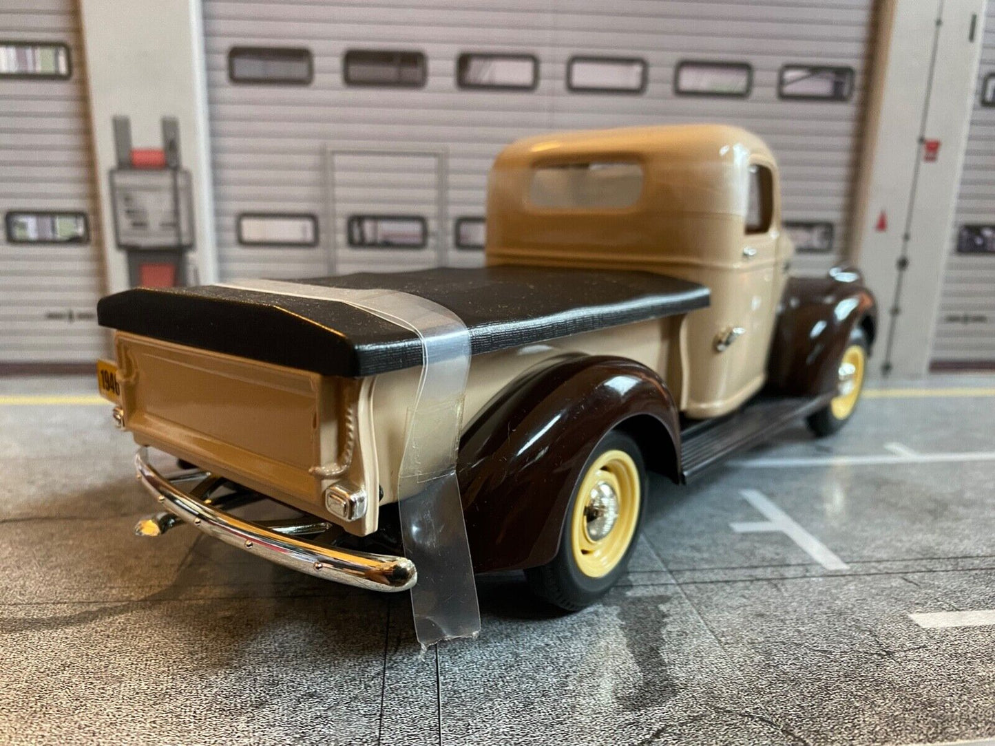 1946 Chevy Pick Up 80s Basis für MacGyver TV-Serien Pickup Umbau NEU 1:18 / 1:19