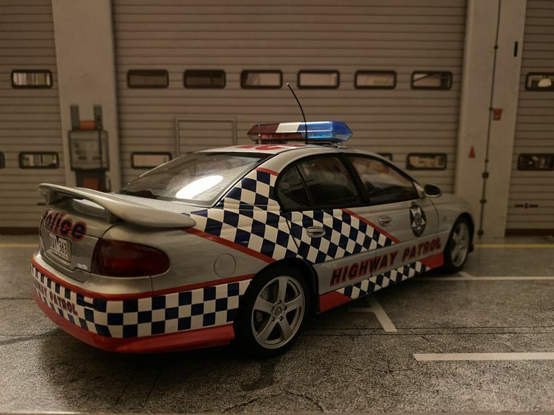 Holden Commodore VX SS Victoria Police SMART Highway Patrol Polizei AUTOart 1:18