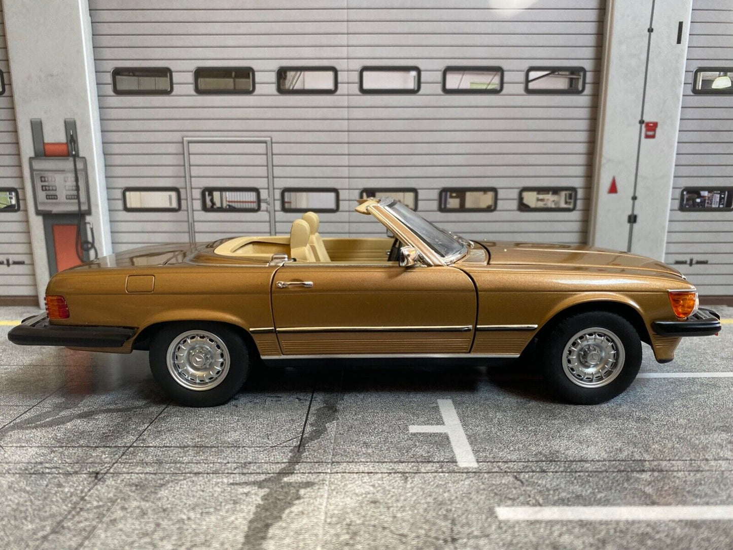 Mercedes Benz 300 SL Gold Metallic R107 Umbau auf US-Version Barock Felgen 1:18