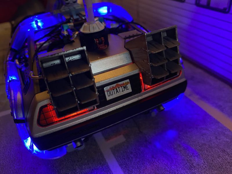 DeLorean Back to the Future Zurück in die Zukunft Hot Wheels Sound & Light 1:18