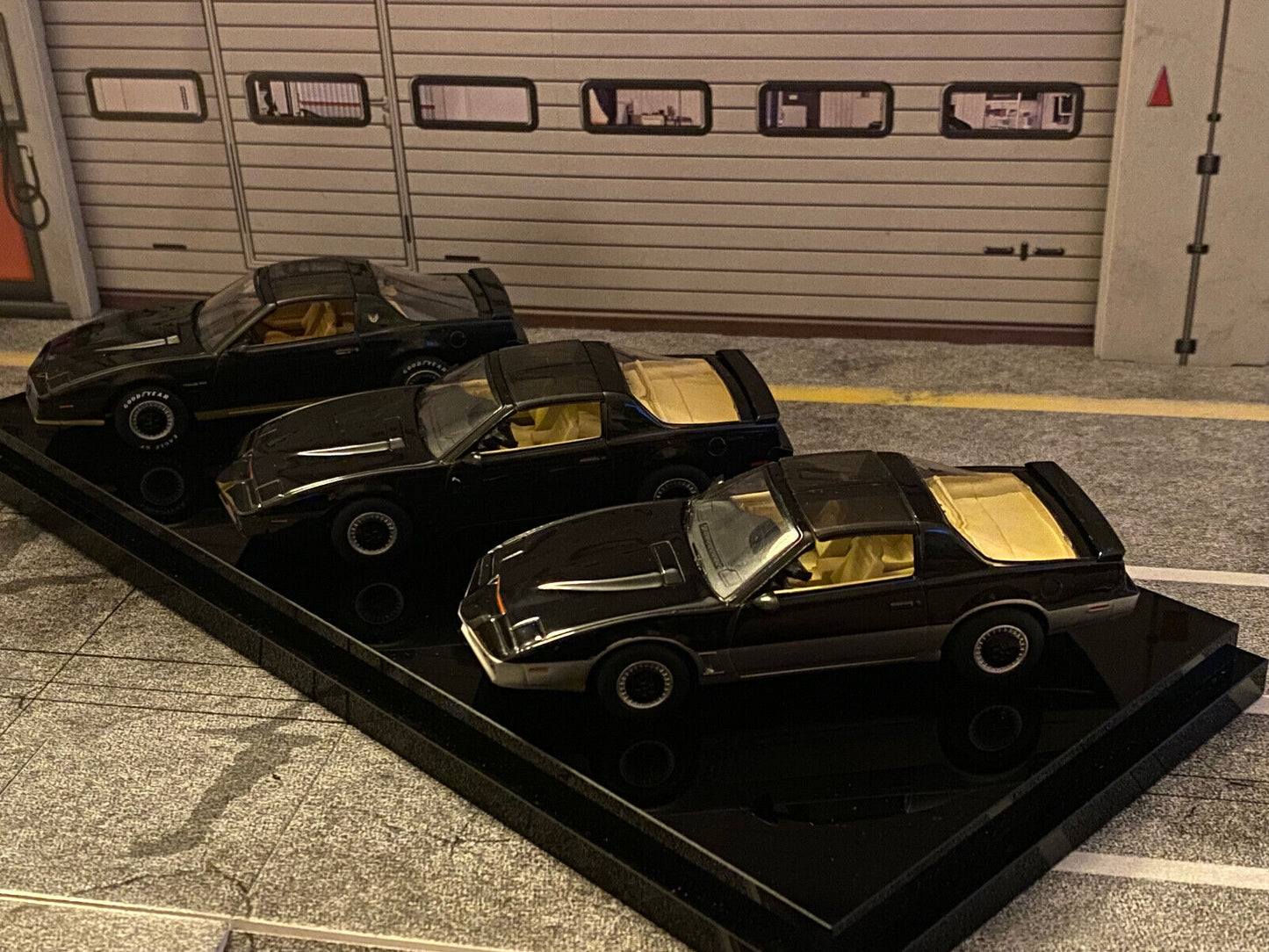 Knight Rider 3er-Set Michael Long First Car + K.I.T.T. + K.A.R.R. + Vitrine 1:43