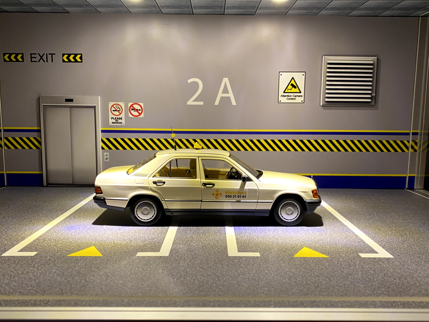 Mercedes Benz 190 E W 201 W201 Taxi Umbau Würfelfunk (alles zu öffnen) 1:18