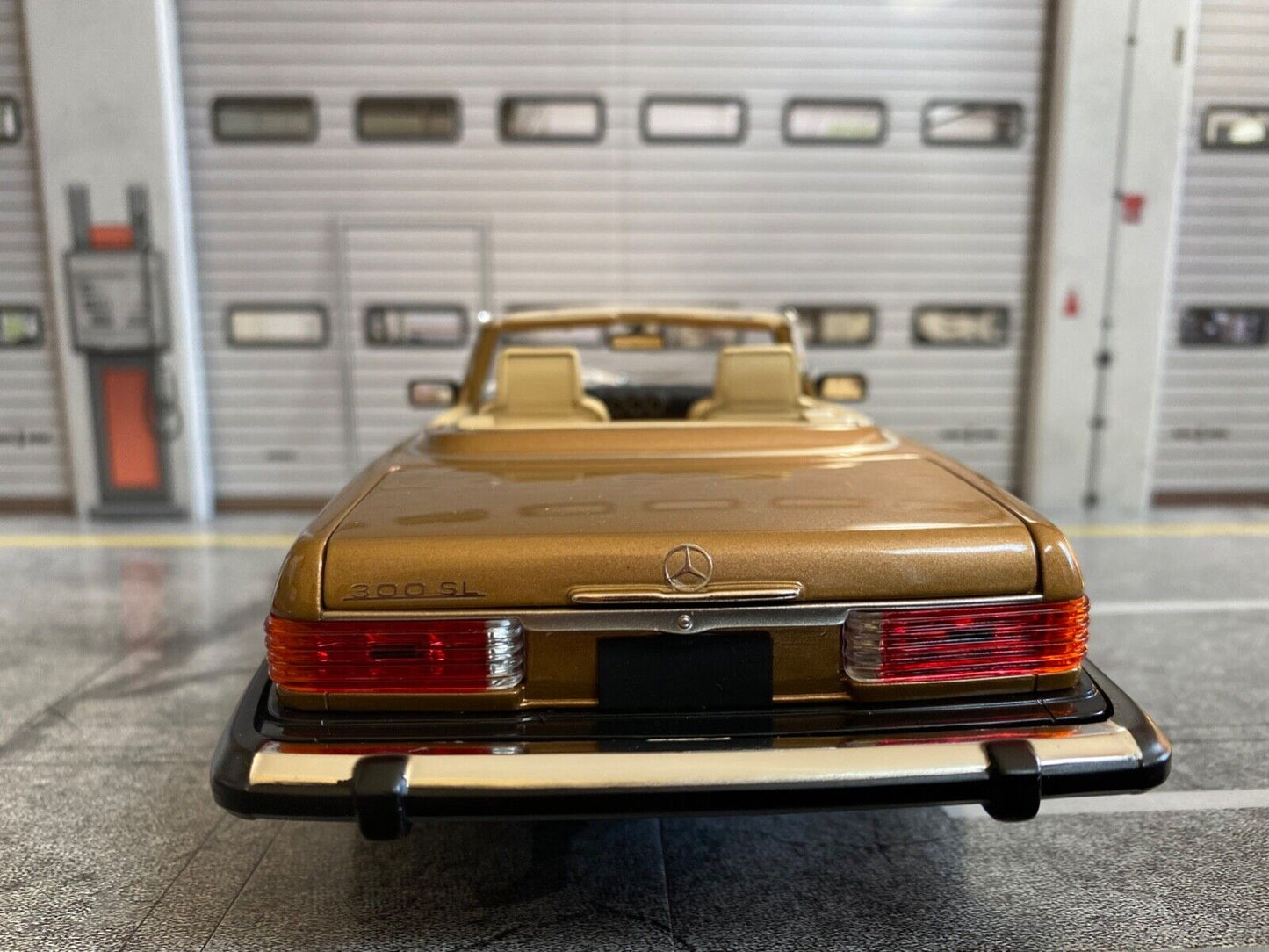 Mercedes Benz 300 SL Gold Metallic R107 Umbau auf US-Version Barock Felgen 1:18