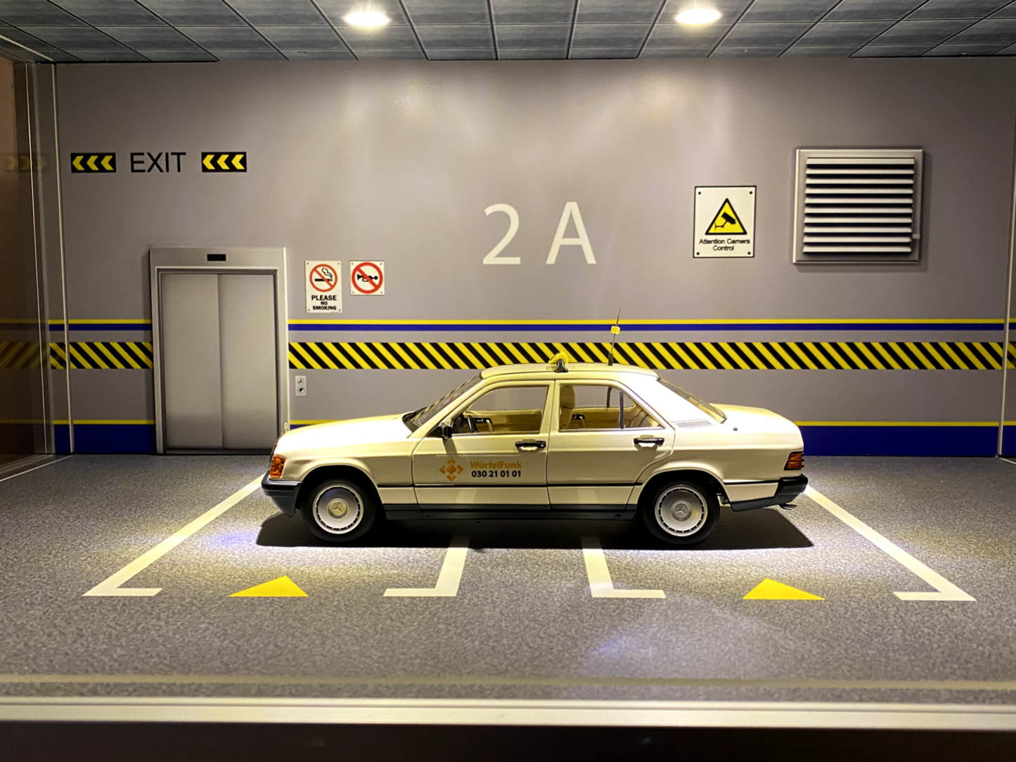 Mercedes Benz 190 E W 201 W201 Taxi Umbau Würfelfunk (alles zu öffnen) 1:18