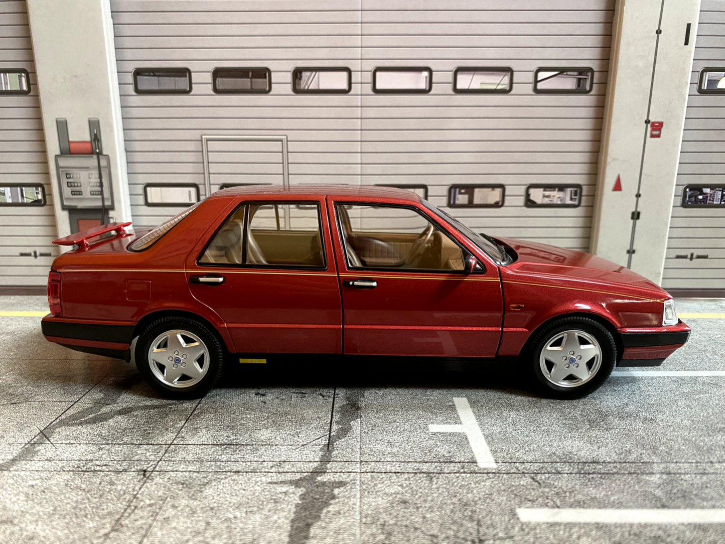 Lancia Thema 8.32 Ferrari geöffneter Heckspoiler/Open Rear Wing Winner Red 1:18