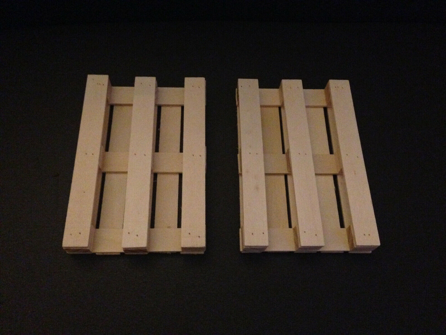 2 Paletten Holz mit EUR-Brandzeichen für Lkw Ladegut Maßstab ca. 1:10 1:12 1:14