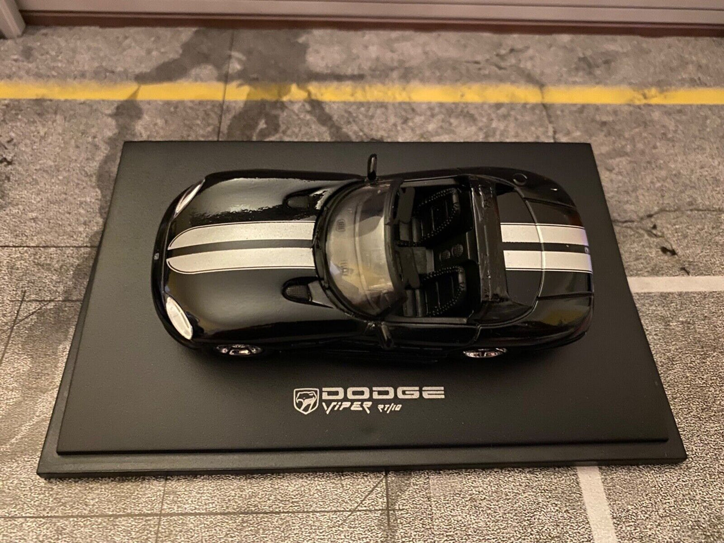 Dodge Viper RT/10 schwarz mit silbernen Streifen 1:43