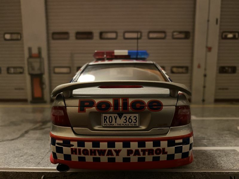 Holden Commodore VX SS Victoria Police SMART Highway Patrol Polizei AUTOart 1:18