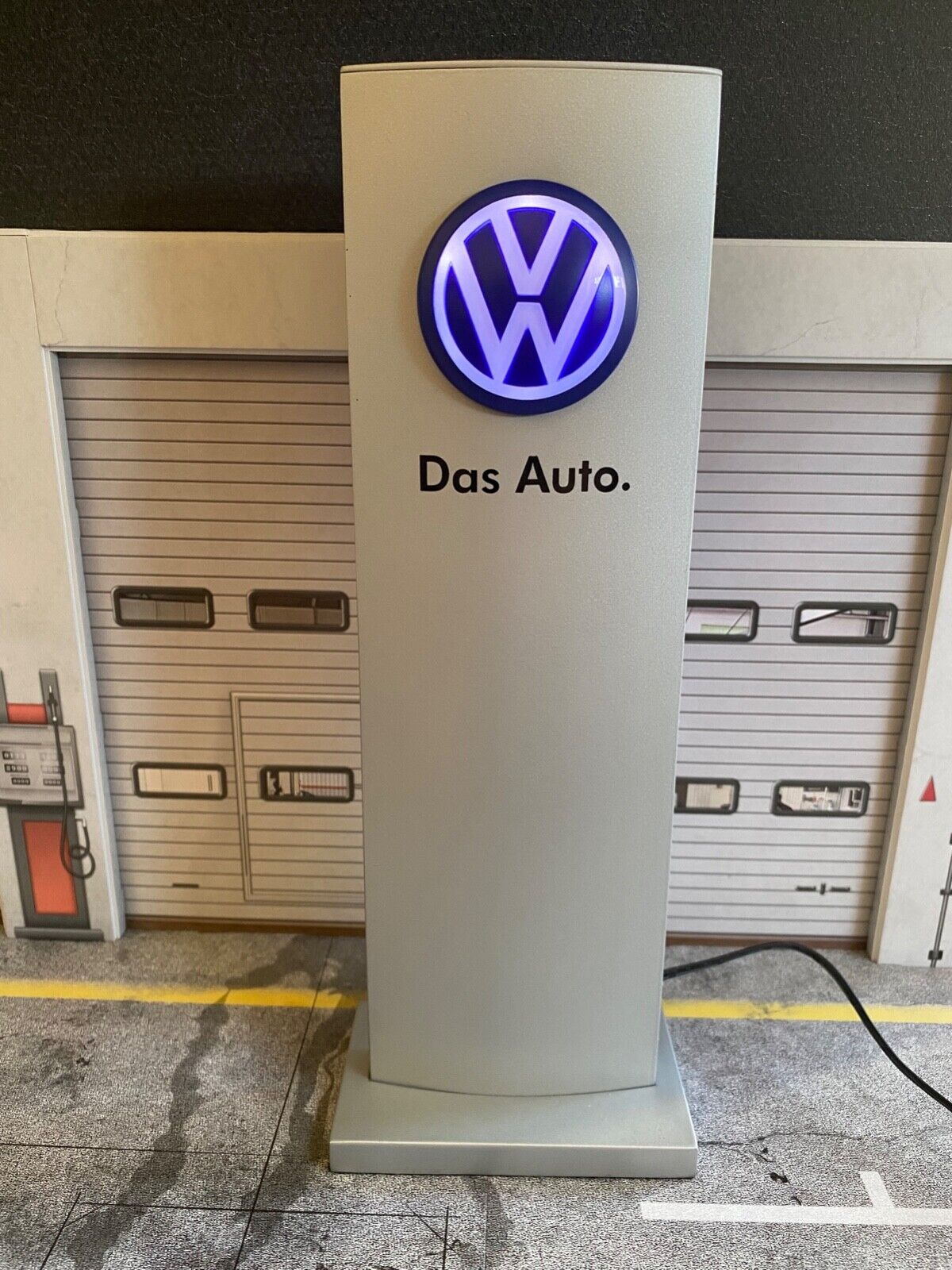 VW Pylon mit Beleuchtung für Diorama aus Aluminium / Kunststoff ca. 28 cm 1:18