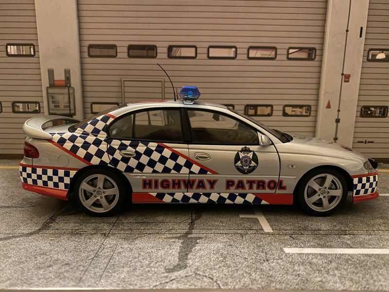 Holden Commodore VX SS Victoria Police SMART Highway Patrol Polizei AUTOart 1:18